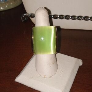 GOLD TONED W/ GREEN STONE RING SZ 7